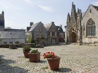 Pont-Croix  Place de la collégiale Notre-Dame de Roscudon (XIIème siècle)