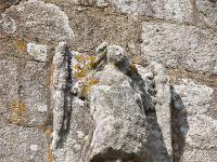 Pont-Croix  Notre-Dame de Roscudon (XIIème siècle) - Ange sur le mur de la façade Sud