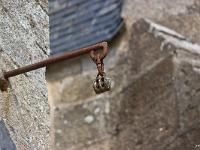 Pont-Croix  Petite poulie à droite de l'entrée de la collégiale. Il y a la même à l'opposé. Elles devaient sans doute servir à accrocher des tentures