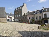 Pont-Croix  La vue sur la place en sortant de Notre-Dame de Roscudon
