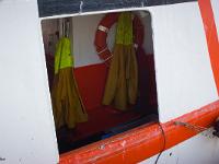 Port de pêche du Guilvinec  Vue de l'intérieur d'un bateau depuis le quai
