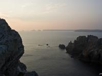 Crozon - Pointe de Dinan au couchant  Soleil couchant. au loin, la pointe de Pen Hir et les Tas de Pois