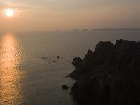 Crozon - Pointe de Dinan au couchant  Soleil couchant. au loin, la pointe de Pen Hir et les Tas de Pois