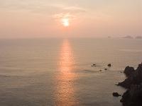 Crozon - Pointe de Dinan au couchant  Soleil couchant. au loin, la pointe de Pen Hir et les Tas de Pois