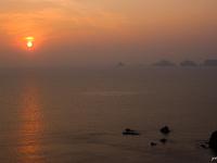 Crozon - Pointe de Dinan au couchant  Le soleil disparaît dans la brume