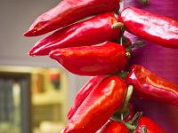 Quimper  A l'intérieur des halles - Grappe de piments