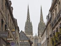 Quimper  Au loin, La cathédrale Saint-Corentin ( (XIIIe)