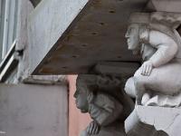 Quimper  Personnages de bois (tailleurs) sous une fenêtre. L'un sourit, l'autre pas !
