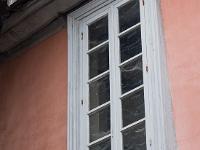 Quimper  Personnages de bois (tailleurs) sous une fenêtre