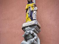 Quimper  Personnage de bois (tailleur) supportant une statue de Saint Anne