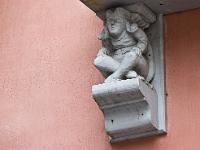 Quimper  Personnages de bois (tailleur) sous une fenêtre. Celui qui ne sourit pas !