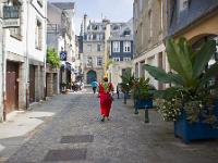 Quimper  Le vieux Quimper - La femme en rouge