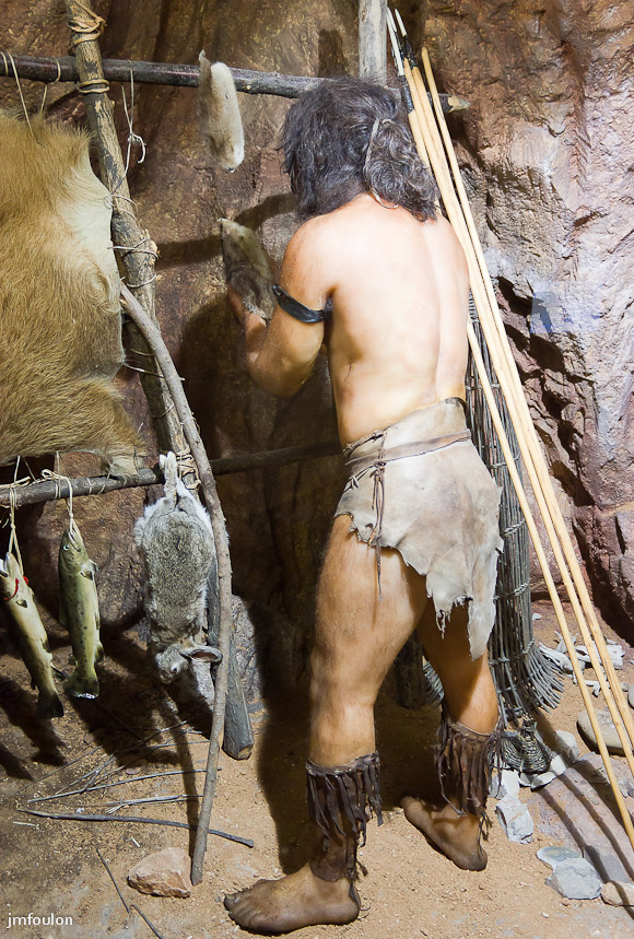 musee-032-2.jpg - Scène de vie au Poléolithique (- 3 millions d'années)