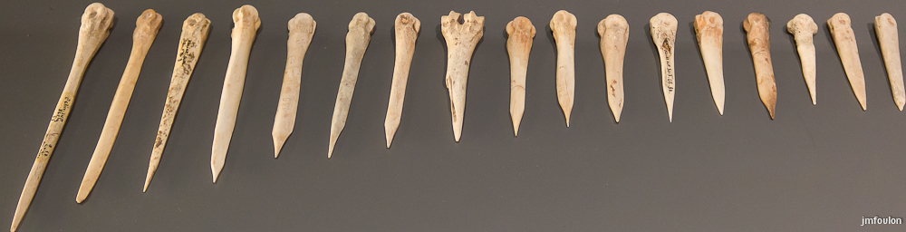 musee-042-2.jpg - Divers types d'aiguilles en os