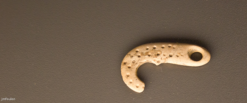 musee-044-2.jpg - Aiguille courbée à chas