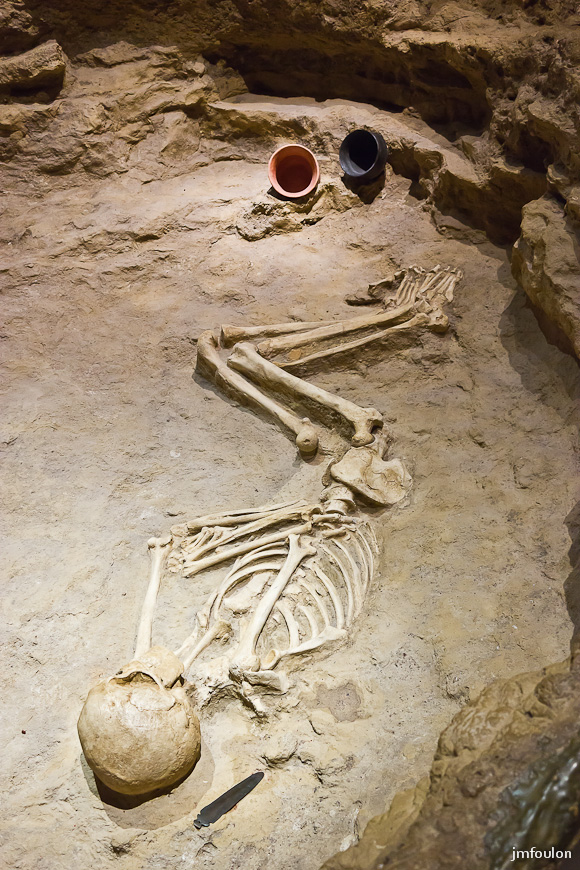 musee-056-2.jpg - Reconstitution de la sépulture de La Fare à mobilier campaniforme. Néolithique (En France -7 500)