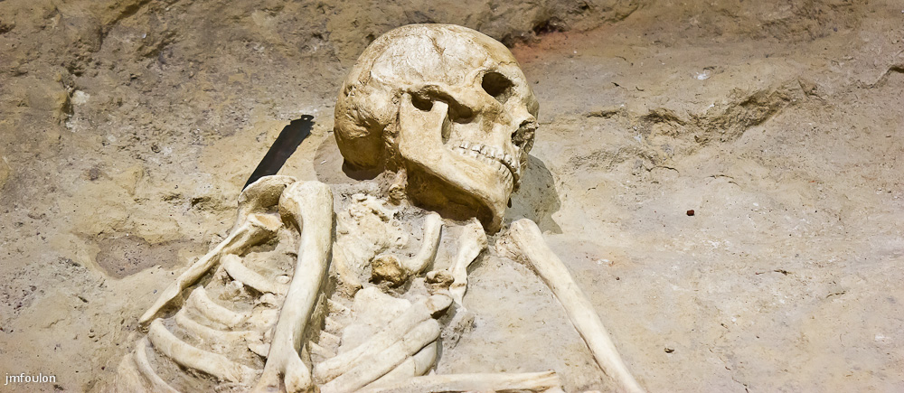 musee-058-2.jpg - Reconstitution de la sépulture de La Fare