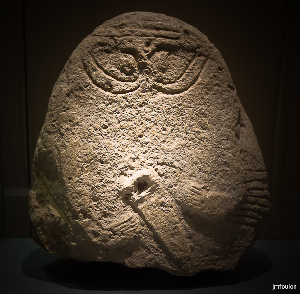 musee-060-2.jpg - Stèle provençale anthropomorphe