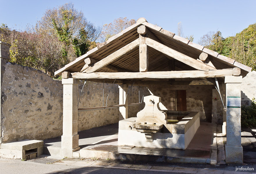 quinson-001.jpg - Le lavoir