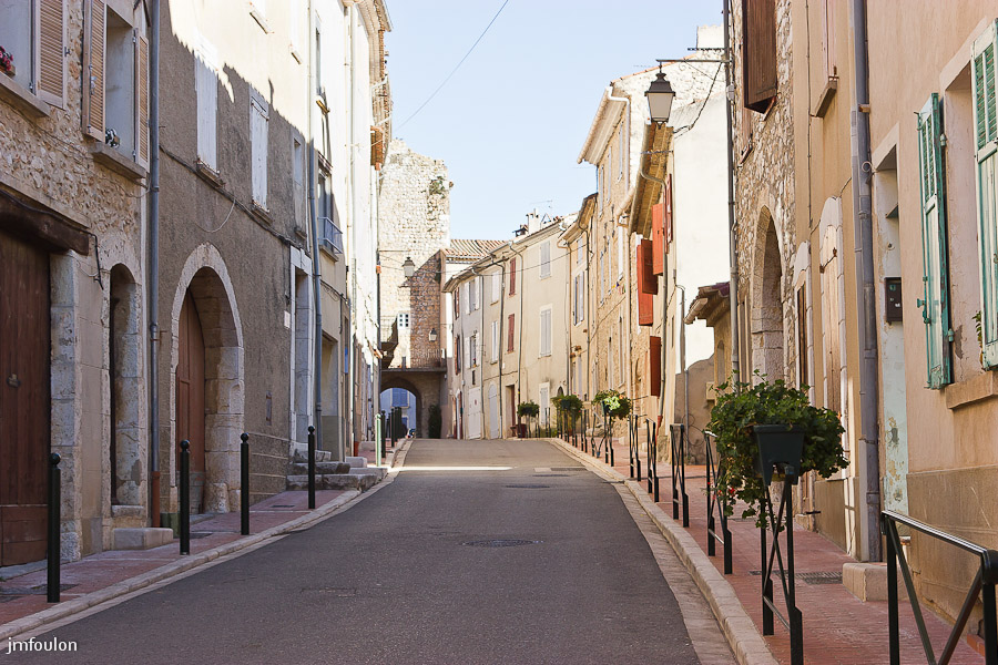 quinson-002.jpg - La rue du Var