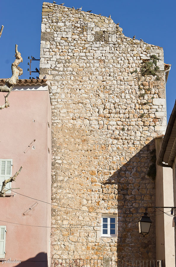 quinson-004.jpg - Vestiges de la tour qui surplombait cette porte