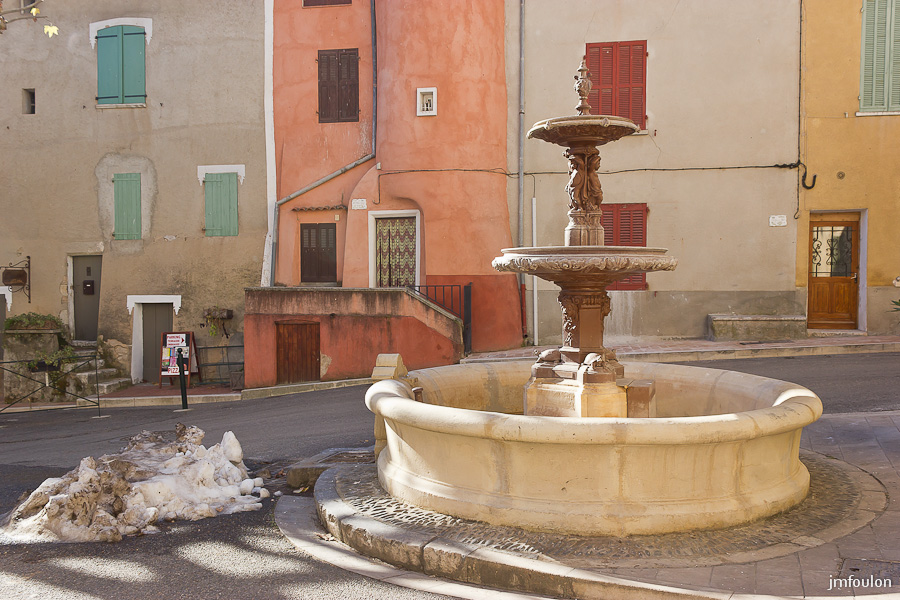 quinson-006.jpg - Fontaine à l'angle du Cours National et de la rue Saint Esprit