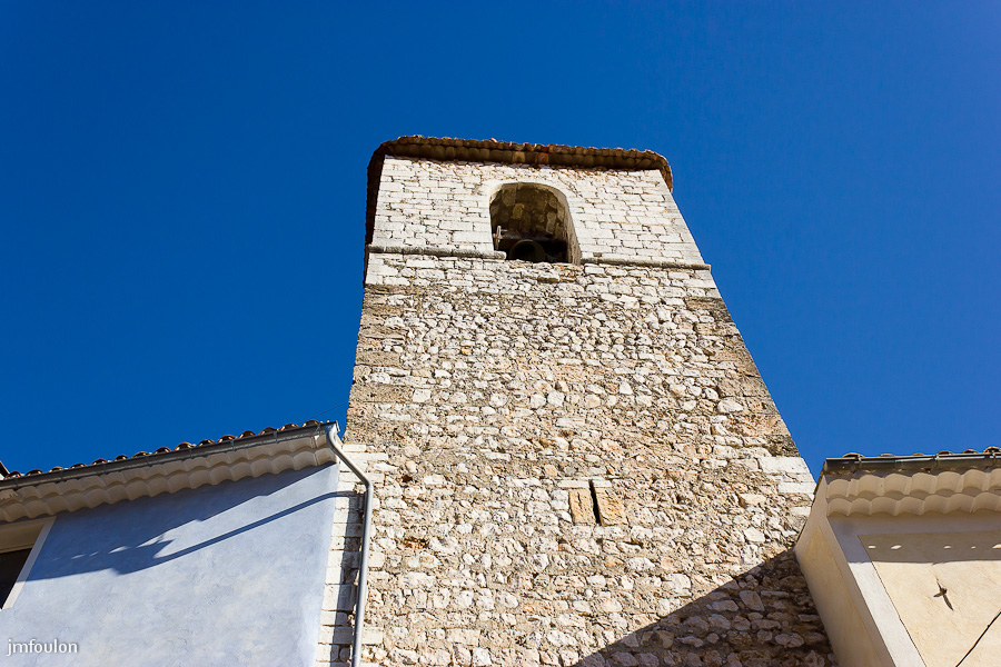 quinson-007.jpg - Clocher de l'église ND du Plan (XVeme) reconstruite pendant le Révolution. Ici depuis le Cours National