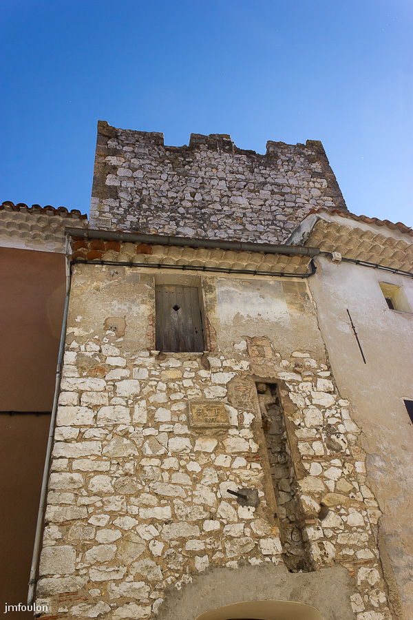quinson-011.jpg - Vestiges des remparts sur  le Cours National