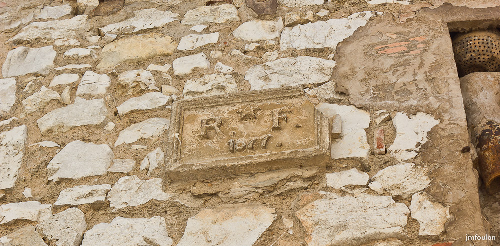 quinson-012.jpg - Détail sur le rempart  "RF 1877"