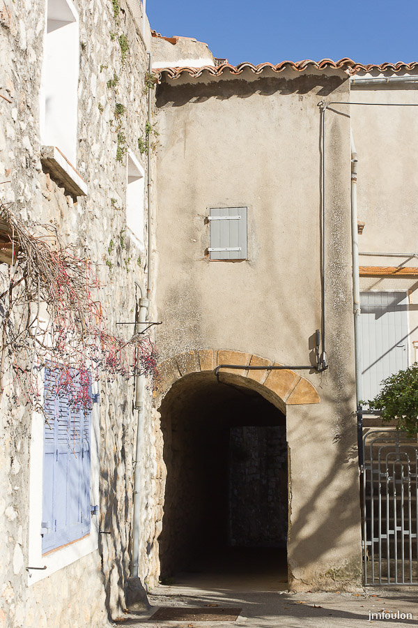 quinson-013.jpg - Nous voici dans le village médiéval. Ici, un passage couvert qui longe les remparts à gauche en lieu et place desquels sont construitent des maisons