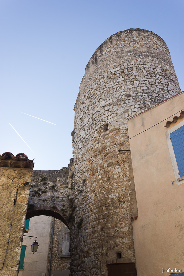 quinson-014.jpg - Porte et tour donnant sur la rue du Four