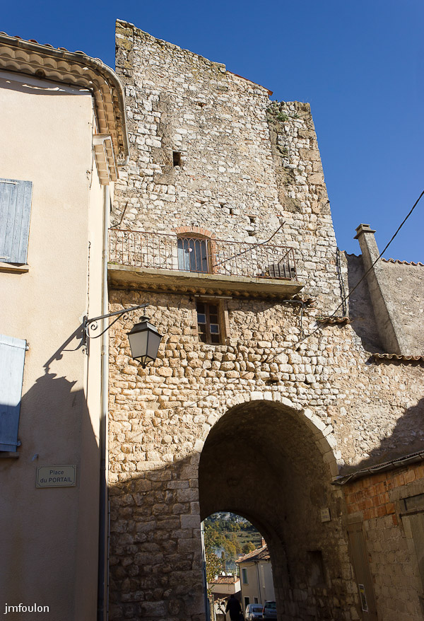 quinson-015.jpg - Vestiges des remparts et porte entre la Grand' Rue et le rue des Deux Portails