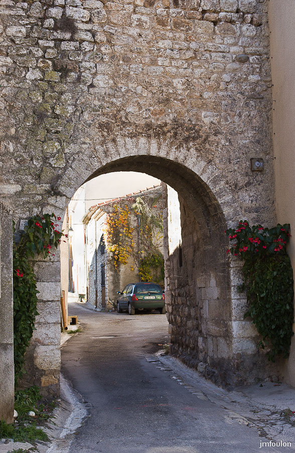 quinson-016.jpg - Porte donnant sur la rue des Deux Portails