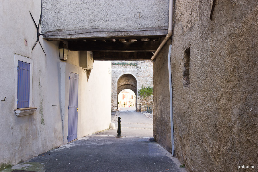 quinson-020.jpg - Dans le village médiéval. Au font la porte donnant sur la rue du Var
