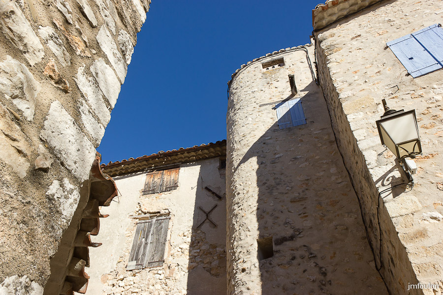 quinson-023.jpg - Dans le village médiéval