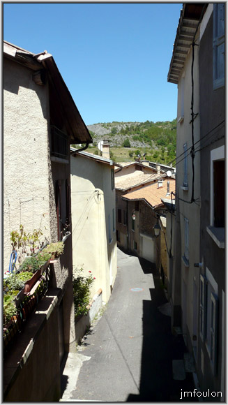 tallard-61web.jpg - Rue de la Chapelle. Anciennement rue Rompe Cul - Les maisons de droite sont construites pour la plupart en bordure de la falaise qui surplombe la Durance