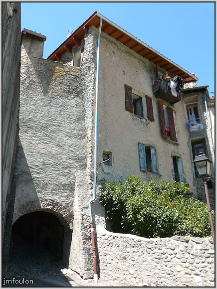 tallard-70web.jpg - Porte Durance - Cette porte qui donnait sur le Durance est la seule porte encore éxistante parmis les cinq qui perçaient les remparts