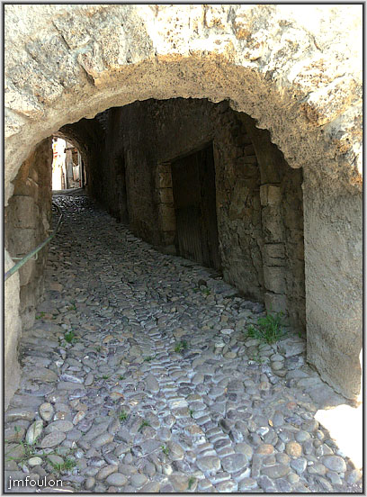 tallard-71web.jpg - Porte Durance - Celle-ci donne sur un long couvert qui à conservé sa calade. C'est l'endroit le mieux conservé et le plus authentique du vieux Bourg