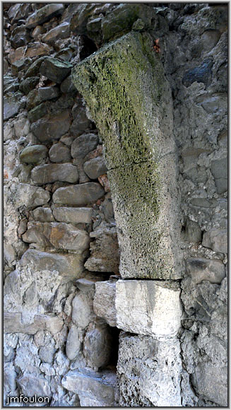 tallard-72web.jpg - Porte Durance - Départ d'un arc juste après l'entrée. Celui-ci devait certainement encadrer la porte aujourd'hui disparue