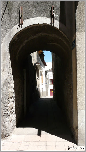 tallard-80web.jpg - Rue des Arcs - Etroit passage couvert