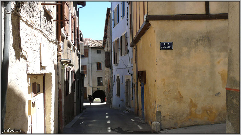 tallard-86web.jpg - Rue du Mazel - Maison à pan de bois à l'angle de la rue du Mazel et de la rue des Arcs. Au fond, la Porte Durance