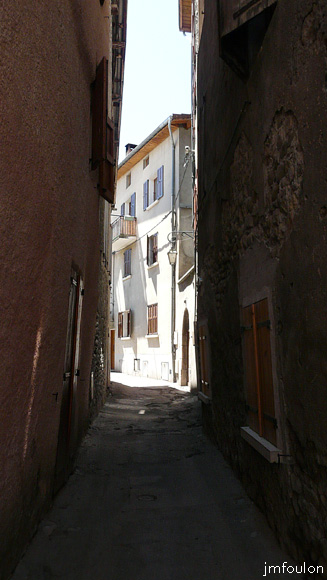 tallard-97web.jpg - Rue Antoine Mourès - Cette étroite et sombre ruelle est parallèle au Nord de la rue Chavallerie et rejoint la Place Richard Duchamblo ou se trouvait une autre des cinq portes qui fermaient le Bourg. La Porte de Ville