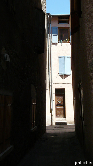 tallard-98web.jpg - Rue Antoine Mourès - Au fond, la rue Chevallerie jadis fermée au nord par la Porte Chevallerie