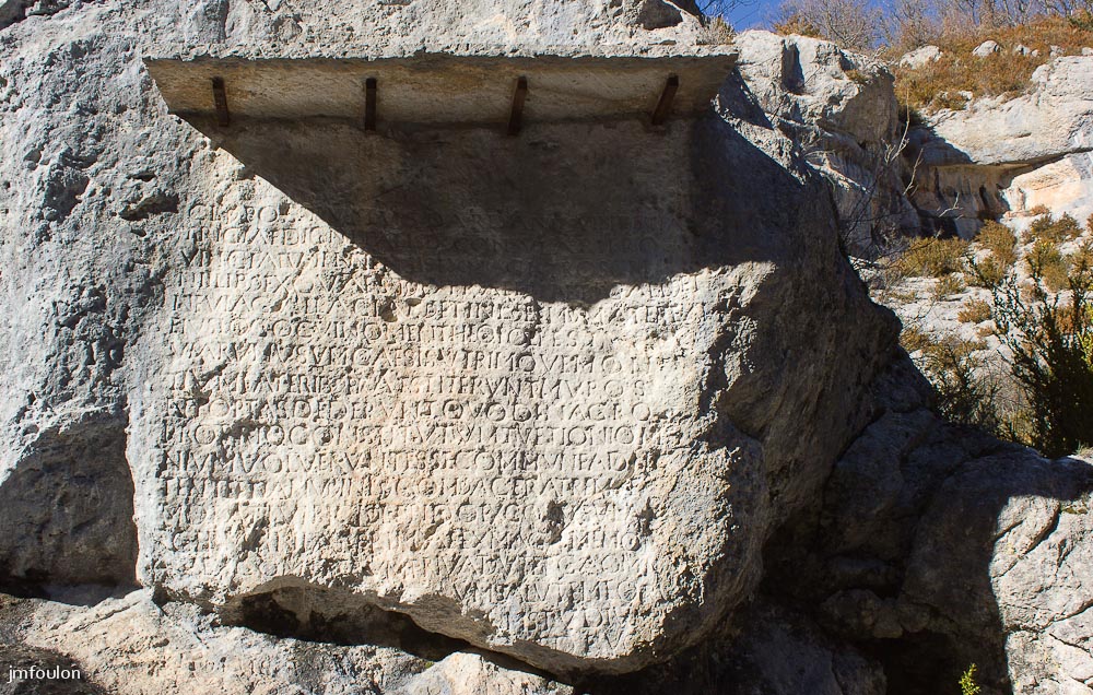 adret-gache-001.jpg - La pierre écrite