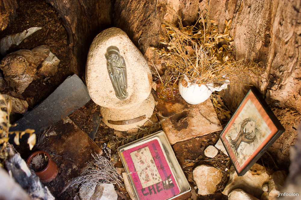adret-gache-011.jpg - Notre Dame du Chêne - Dans le tronc on trouve une statue et diverses offrandes, ainsi qui petit carnet et un crayon (au centre) ou l'on peut laisser un message