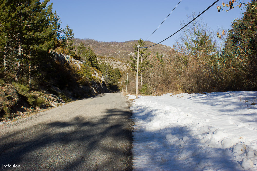 adret-gache-020.jpg - La route de Saint Geniez entre Chardavon et Pierre écrite