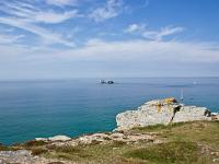 Presqu'île de Crozon  Vue vers le large et le rocher du Lion