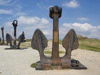 Presqu'île de Crozon  Ancres devant le Mémorial de la Bataille de l’Atlantique sur le site du fort de Kerbonn rappelle que pendant la dernière guerre 45000 marins du commerce de toutes nations ont disparu avec leurs 5125 navires