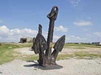 Presqu'île de Crozon  Ancres devant le Mémorial de la Bataille de l’Atlantique sur le site du fort de Kerbonn
