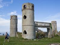 Presqu'île de Crozon  Les ruines du manoir de Saint Pol Roux près de l'Anse de Pen Hat